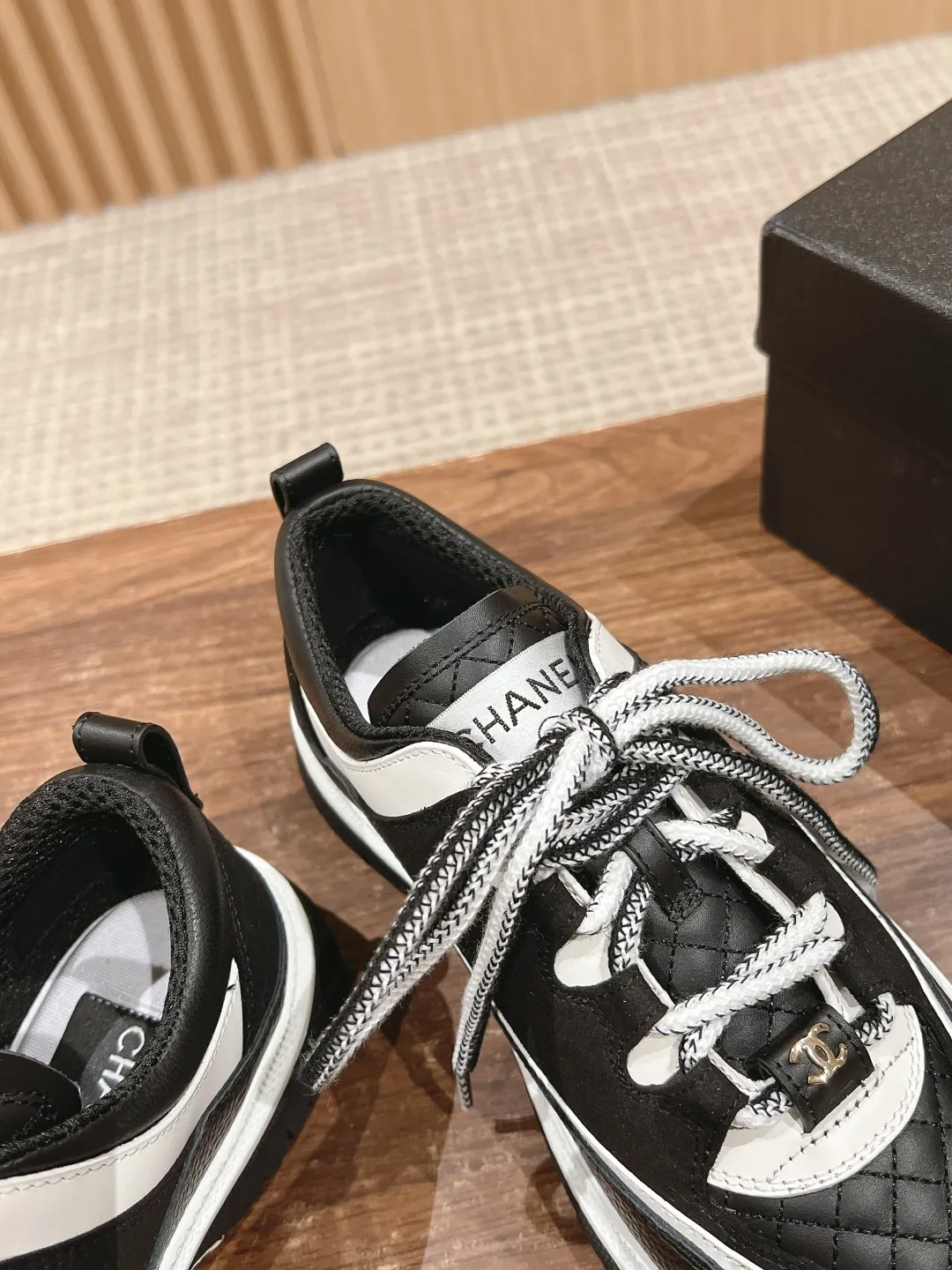 👟👟Ex-factory price 560👟👟 𝐂𝐇𝐀𝐍𝐄𝐋 Chanel’s new Milan catwalk sneakers, double C square round toe lace-up casual shoes, trendy shoes. This style is definitely Xiaoxiang’s hottest thing this season. You can’t buy this series at the counter. I wish I could weld it on my feet. It’s easy to wear and unique. It’s different from the previous style. It doesn’t have a big logo. Low-key and high-end. The light British-style square toe and the softness of the rhombus are perfectly blended together. There is a feeling that 1️⃣➕1️⃣ is greater than 3. The classic contrasting color combination is brilliant and not obtrusive. It can be paired with short skirts, shorts, denim, and trendy clothes. The sense of fashion is instantly improved by several levels. Upper: cowhide stitched with suede. Inner: breathable mesh. Sole: Original molded 𝐓𝐏𝐔 outsole Heel height: 4𝐂𝐌 Size: 35-40